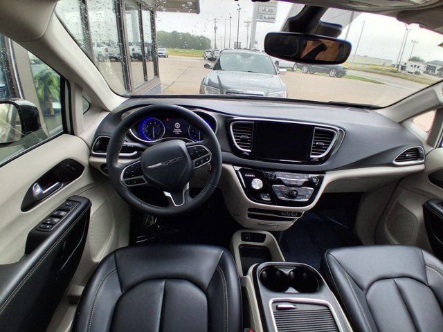 Used 2024 Chrysler Pacifica Touring-L FWD image 18