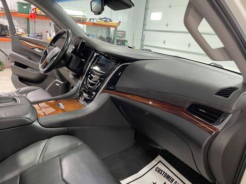 Used 2015 Cadillac Escalade Luxury AWD/4WD image 28