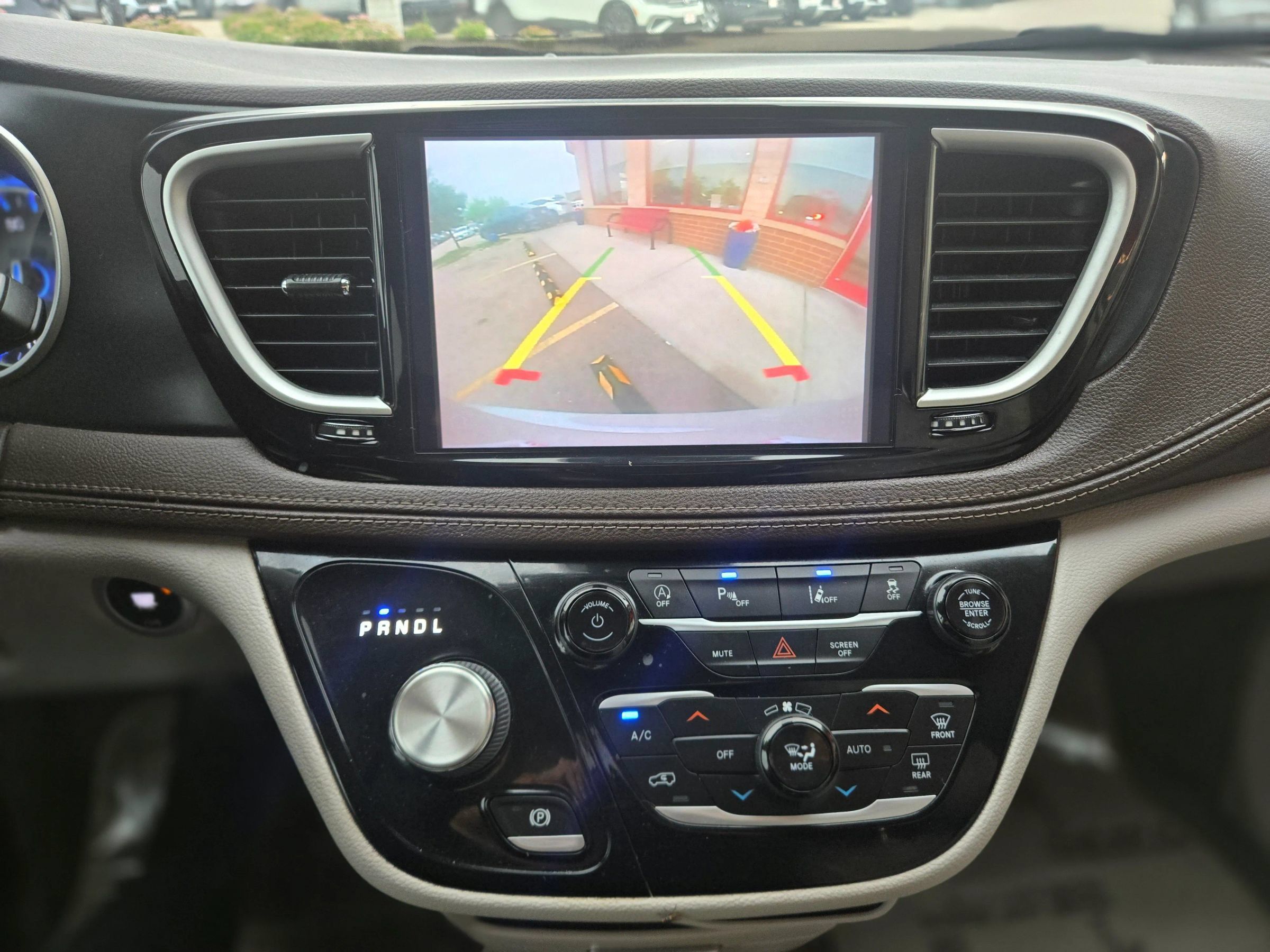 Used 2021 Chrysler Pacifica Touring-L FWD image 14