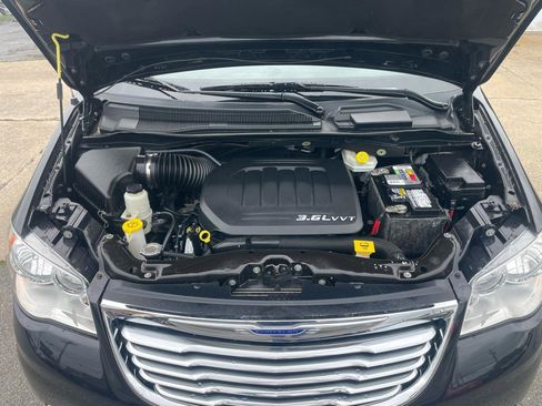 Used 2013 Chrysler Town & Country Touring-L w/ Entertainment Group #2 FWD image 26