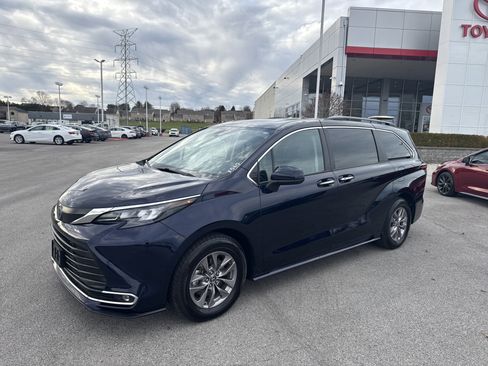 Certified 2024 Toyota Sienna XLE image 7