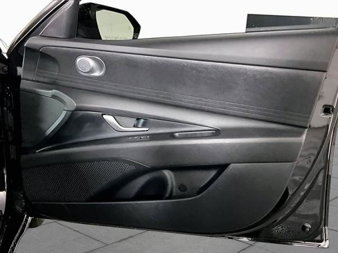 Used 2025 Hyundai Elantra Hybrid FWD image 22