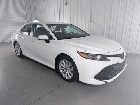 Used 2019 Toyota Camry LE FWD image 5
