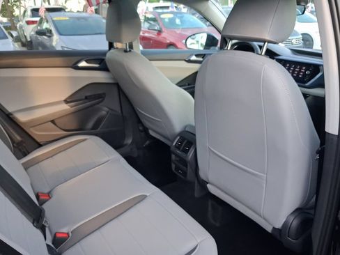 Used 2024 Volkswagen Taos SE w/ Panoramic Sunroof Package FWD image 17