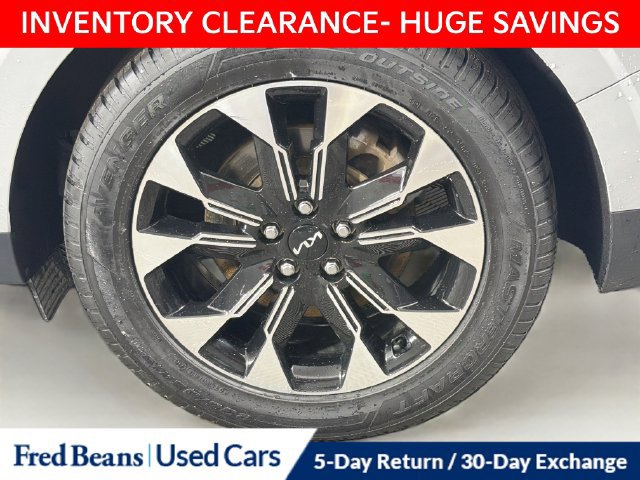Used 2024 Kia Carnival EX FWD image 38