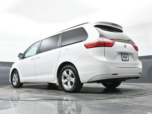 Used 2015 Toyota Sienna LE image 38