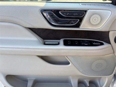 Used 2019 Lincoln Navigator Reserve image 24