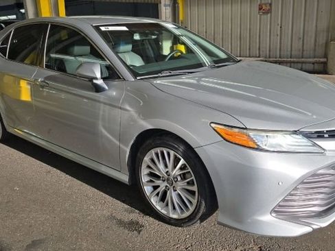 Used 2018 Toyota Camry XLE image 4