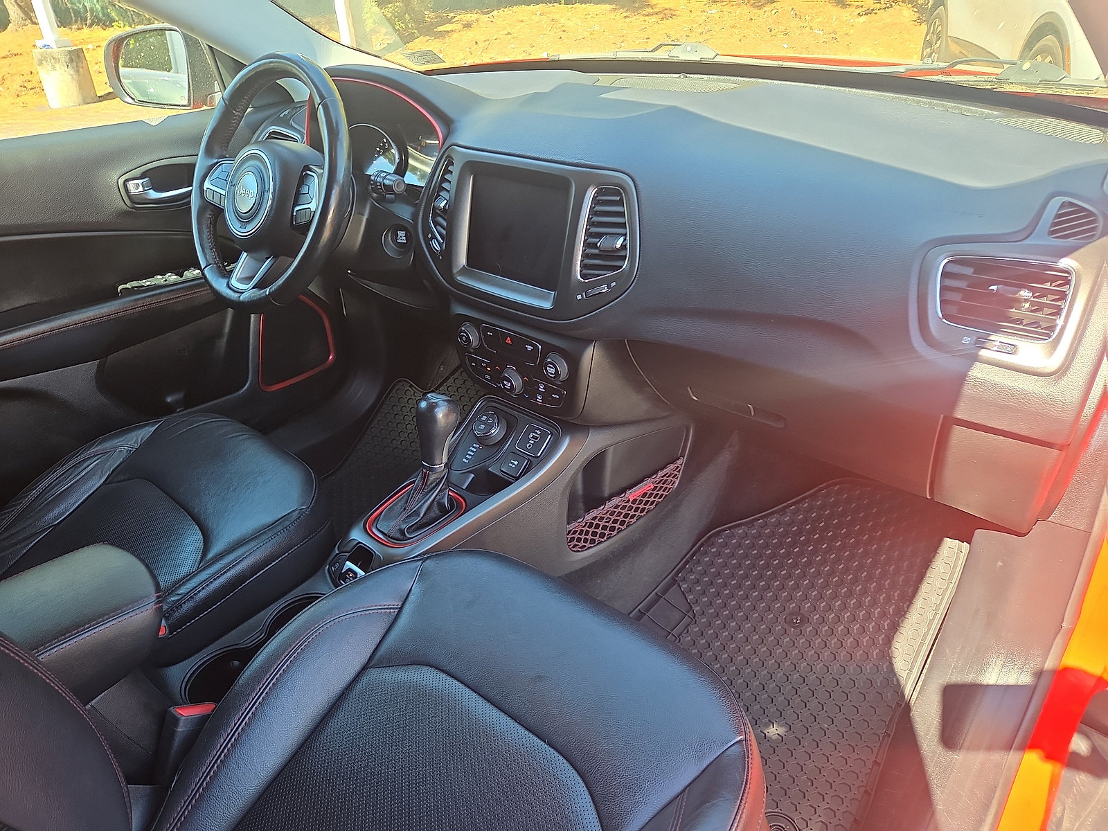 Used 2018 Jeep Compass Trailhawk w/ Leather Interior Group AWD/4WD image 18