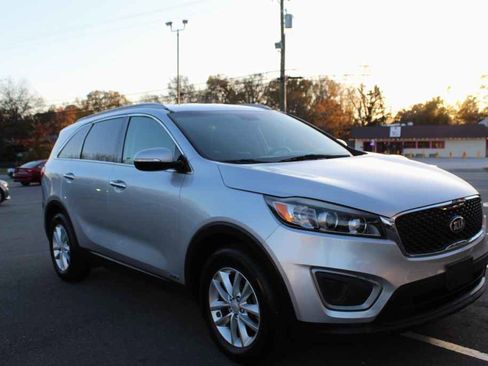 Used 2017 Kia Sorento LX w/ LX Convenience Package image 3