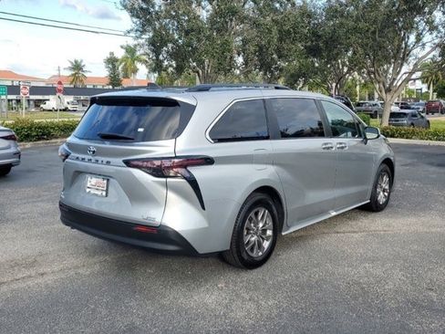 Used 2023 Toyota Sienna XLE image 4
