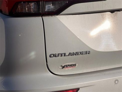 Used 2024 Mitsubishi Outlander SE image 9