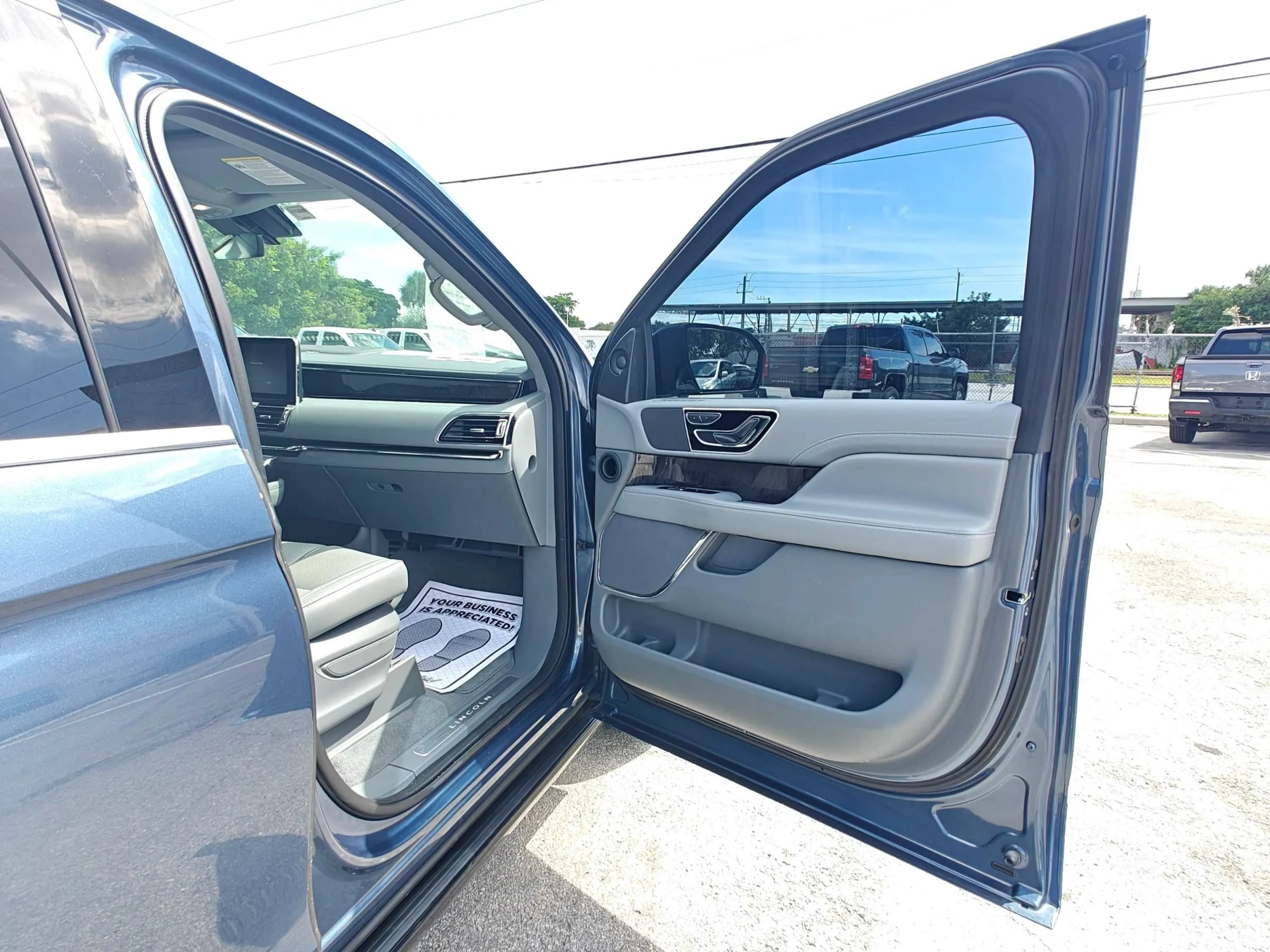 Used 2019 Lincoln Navigator Select RWD image 15