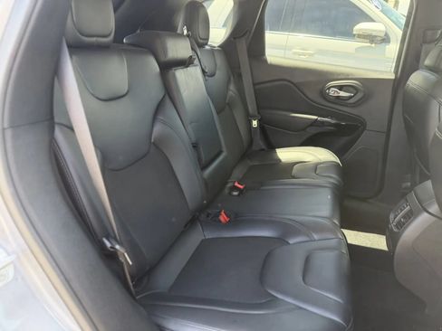 Used 2020 Jeep Cherokee Latitude Plus AWD/4WD image 18