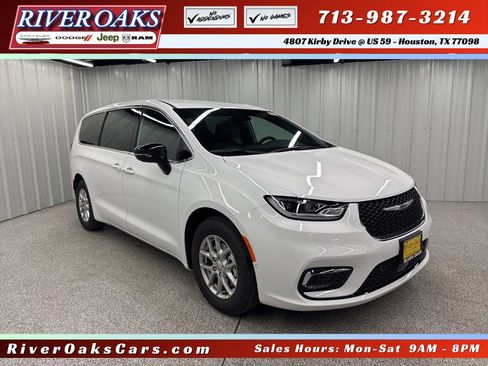 New 2026 Chrysler Pacifica Select image 1