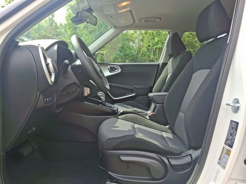 Used 2025 Kia Soul LX w/ LX Technology Package FWD image 16
