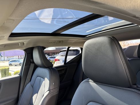 Used 2025 Volvo XC40 B5 Core image 28