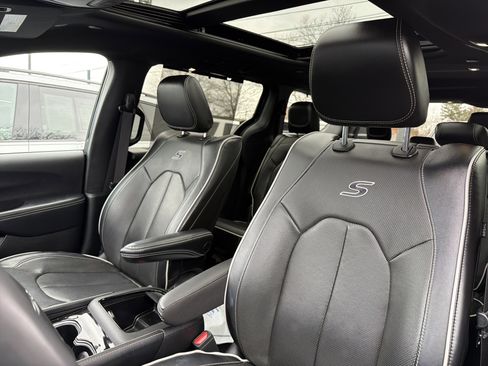 Used 2022 Chrysler Pacifica Limited w/ Uconnect Theater Family Group image 27