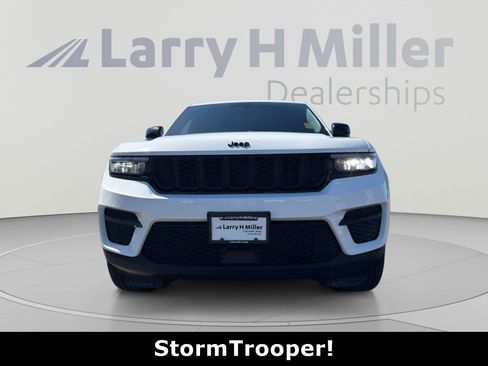 Used 2025 Jeep Grand Cherokee Altitude AWD/4WD image 8