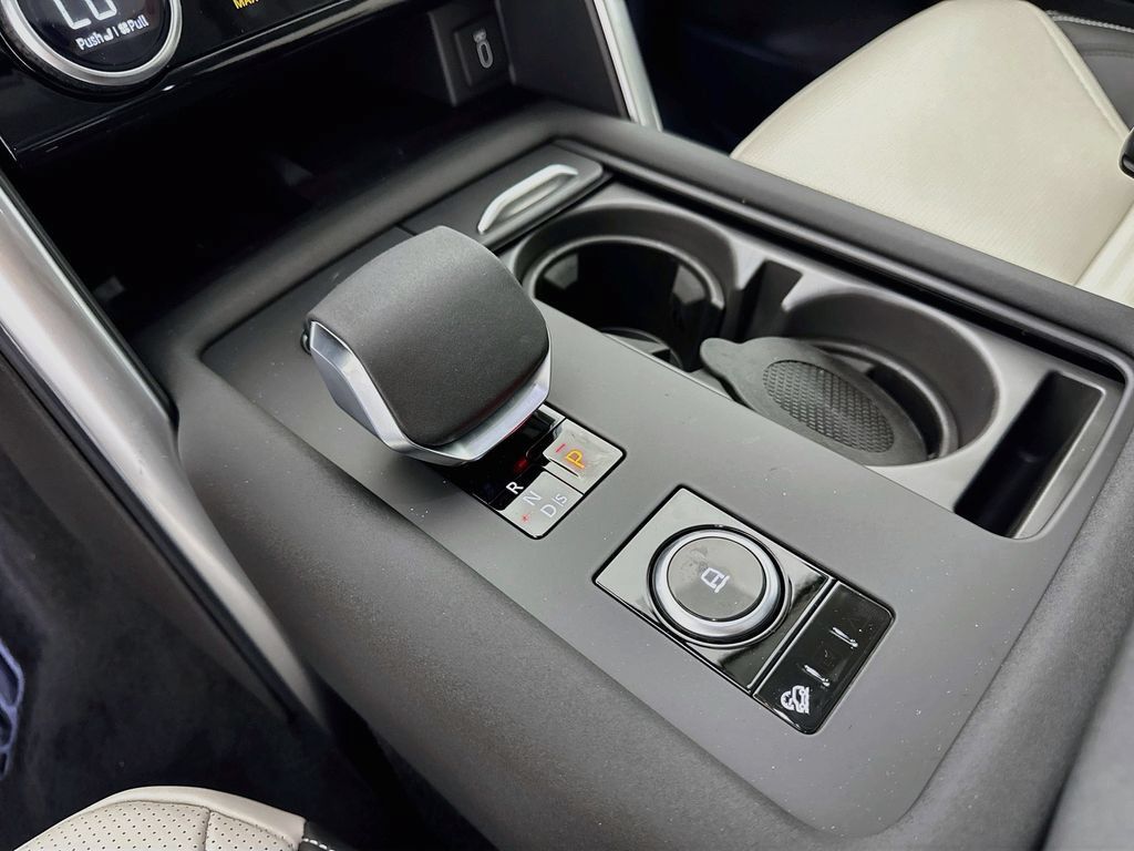 New 2026 Land Rover Discovery Limited Edition AWD/4WD image 17