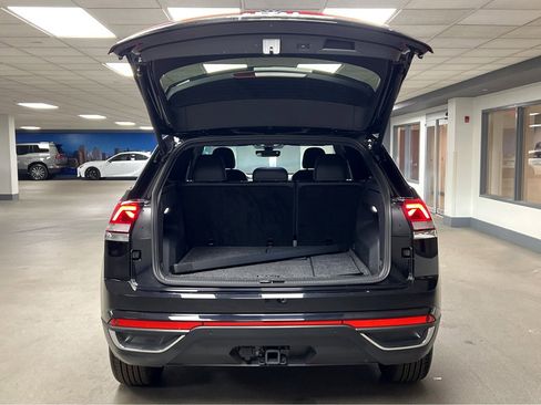 Used 2025 Volkswagen Atlas Cross Sport SE w/ Black Wheel Package image 29