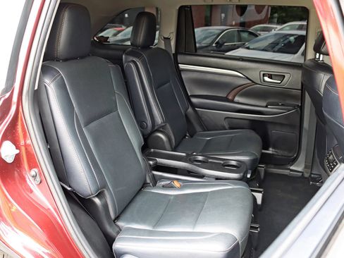Used 2019 Toyota Highlander Limited Platinum w/ Carpet Mat Package (TMS) AWD/4WD image 33