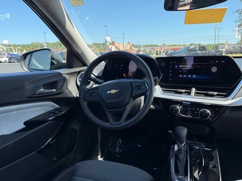 Used 2025 Chevrolet Trax LT FWD image 15