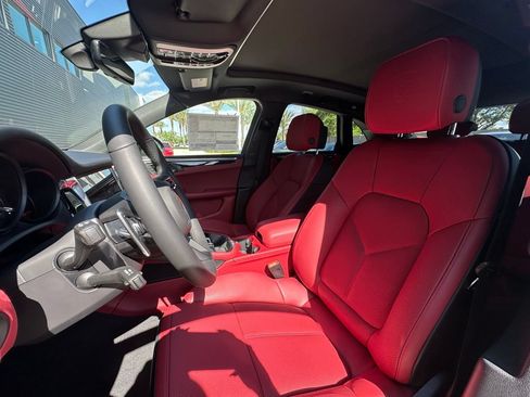 Used 2026 Porsche Macan AWD/4WD image 5