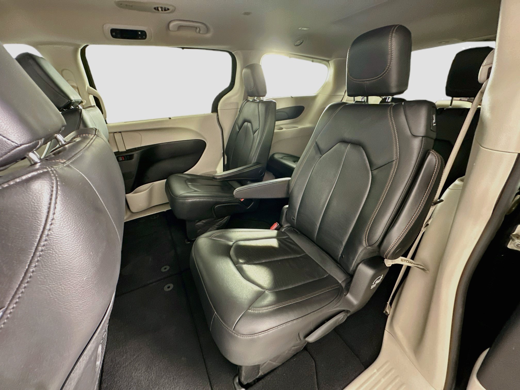Used 2020 Chrysler Pacifica Touring-L w/ Tire & Wheel Group FWD image 28