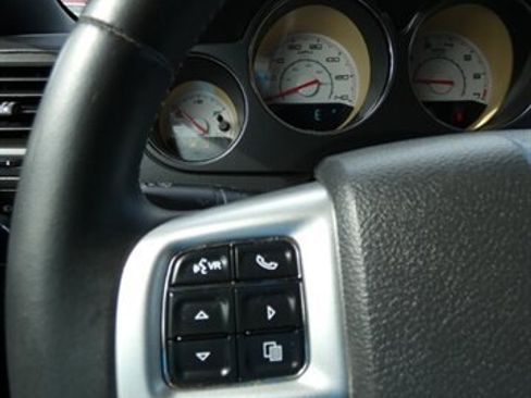 Used 2011 Dodge Challenger SE image 24