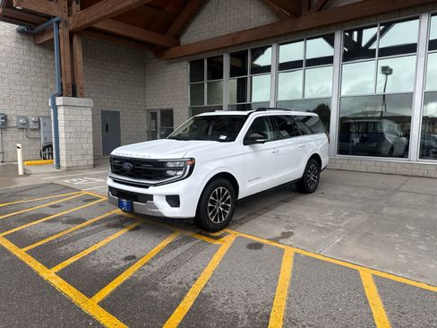 Used 2025 Ford Expedition Max Platinum AWD/4WD image 1