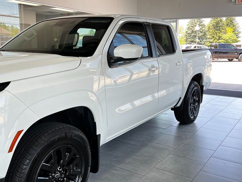 Used 2025 Nissan Frontier SV w/ SV Convenience Package AWD/4WD image 2