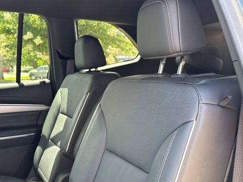 Used 2025 Buick Enclave Preferred FWD image 52