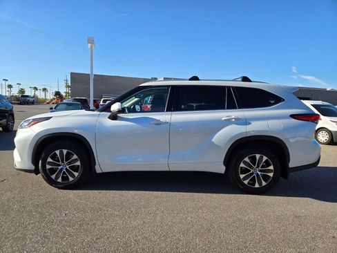 Used 2022 Toyota Highlander XLE image 3