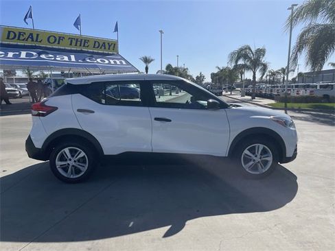 Used 2020 Nissan Kicks S image 9