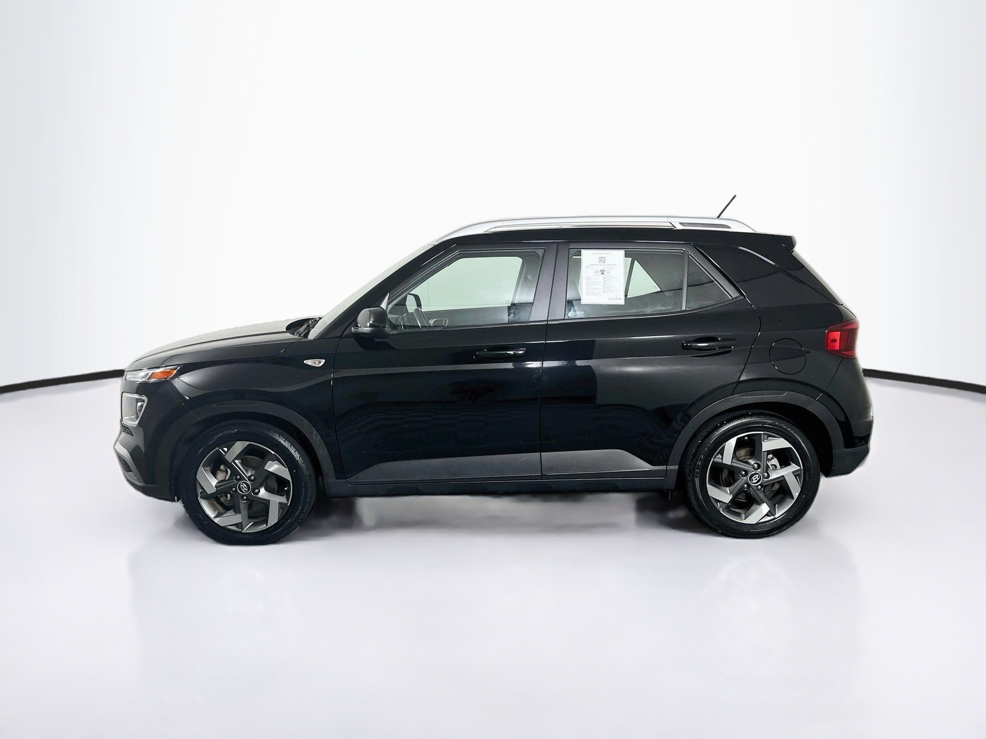Used 2025 Hyundai Venue SEL FWD image 4