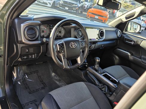 Used 2022 Toyota Tacoma TRD Sport image 11