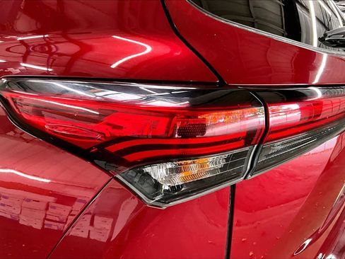 Used 2021 Toyota Highlander LE image 29
