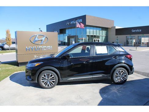 Used 2024 Nissan Kicks SR image 2