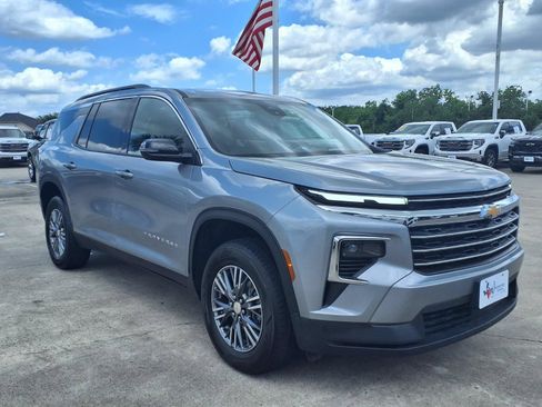 Used 2025 Chevrolet Traverse LT AWD/4WD image 3