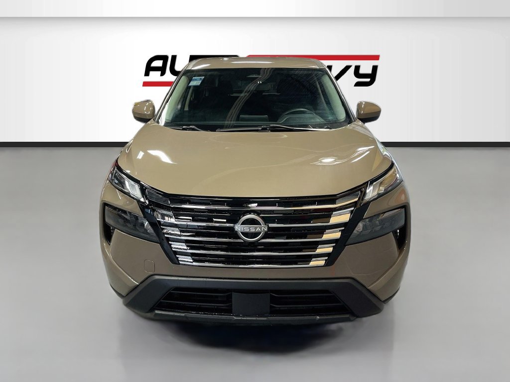 Used 2024 Nissan Rogue SV AWD/4WD image 2