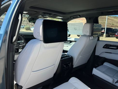 New 2026 Chevrolet Suburban Premier image 20