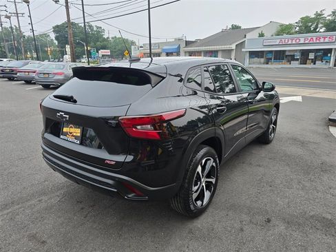 Used 2024 Chevrolet Trax RS w/ Driver Confidence Package FWD image 3