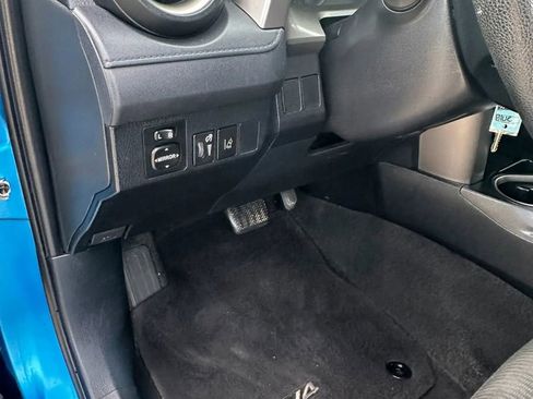 Used 2018 Toyota RAV4 LE FWD image 11
