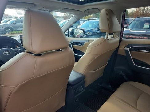 Used 2019 Toyota RAV4 Limited image 13