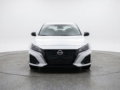 Used 2025 Nissan Altima 2.5 SV FWD image 2