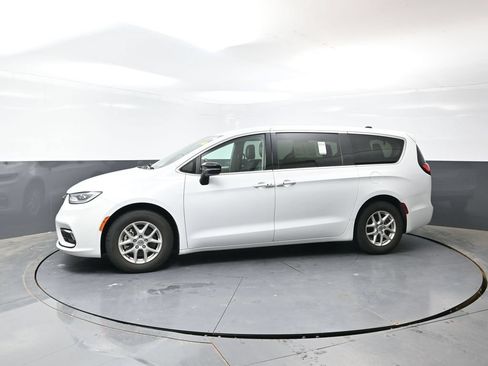 Used 2024 Chrysler Pacifica Touring-L FWD image 10