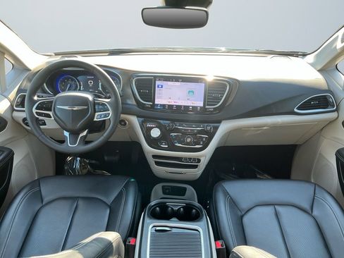 Used 2024 Chrysler Pacifica Touring-L FWD image 11