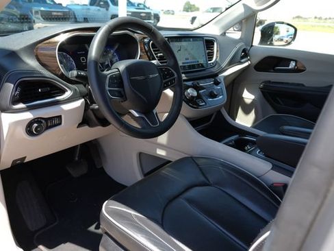 Used 2023 Chrysler Pacifica Limited FWD image 10