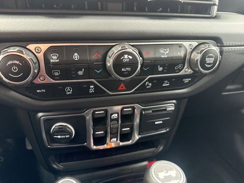 Certified 2024 Jeep Wrangler Sahara w/ Technology Group image 25